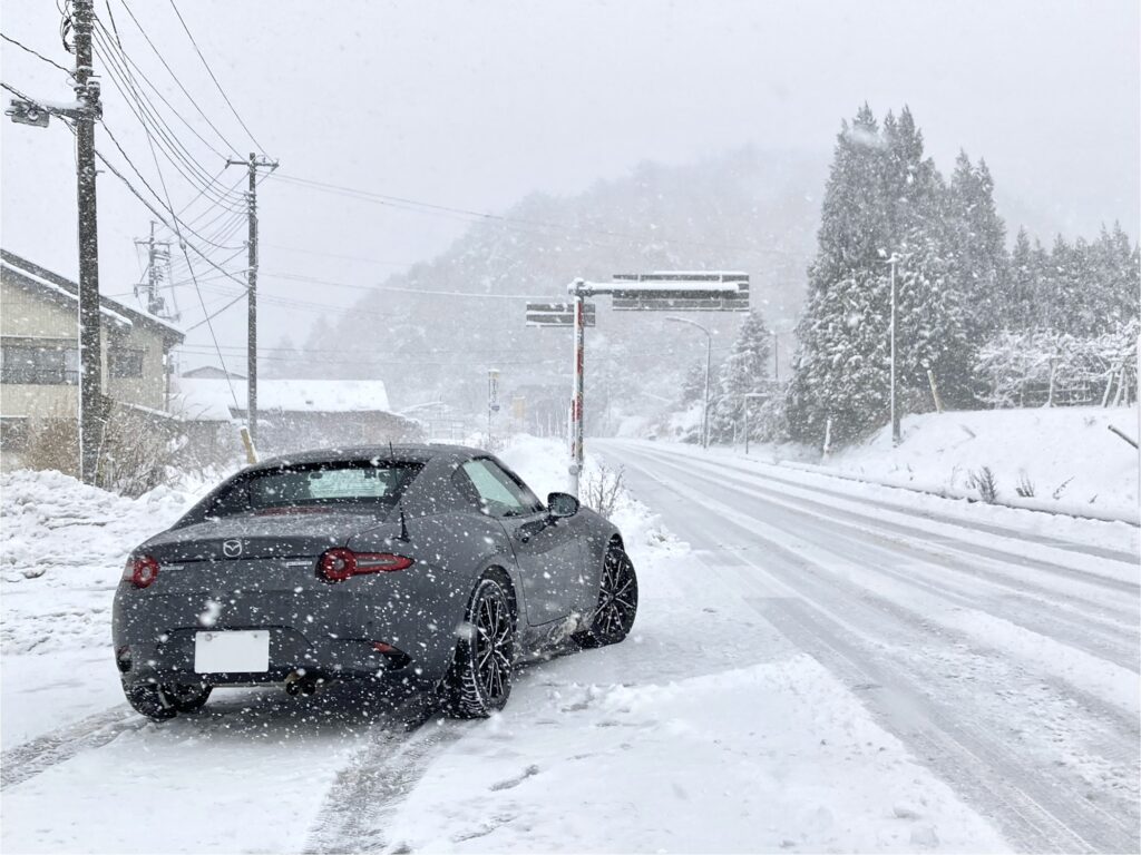 雪道を走るロードスターRF