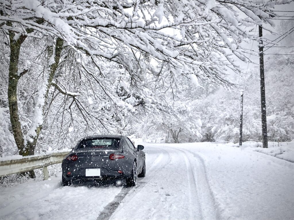 雪道を走るロードスターRF