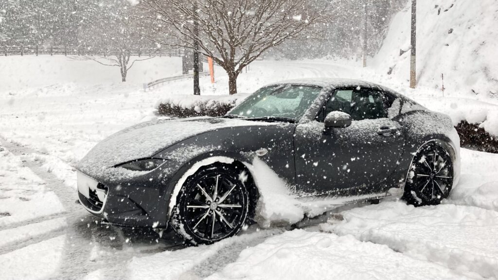 雪道を走行するロードスターRF