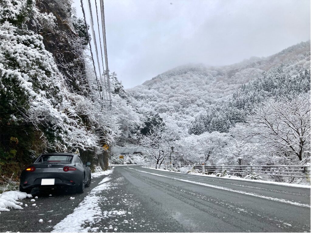 雪道を走るロードスターRF