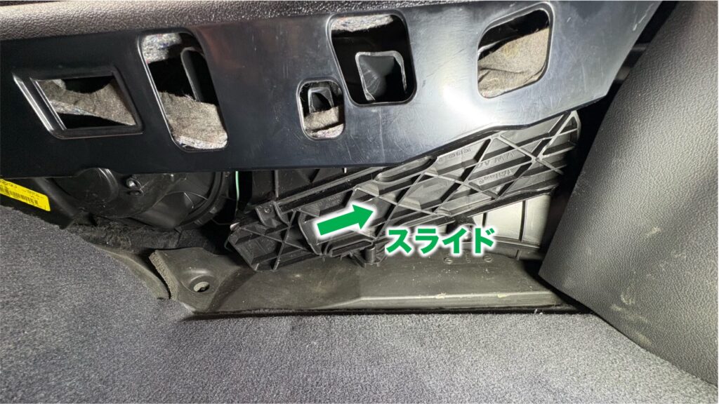 アウディA3（8P）のエアコンフィルターの位置