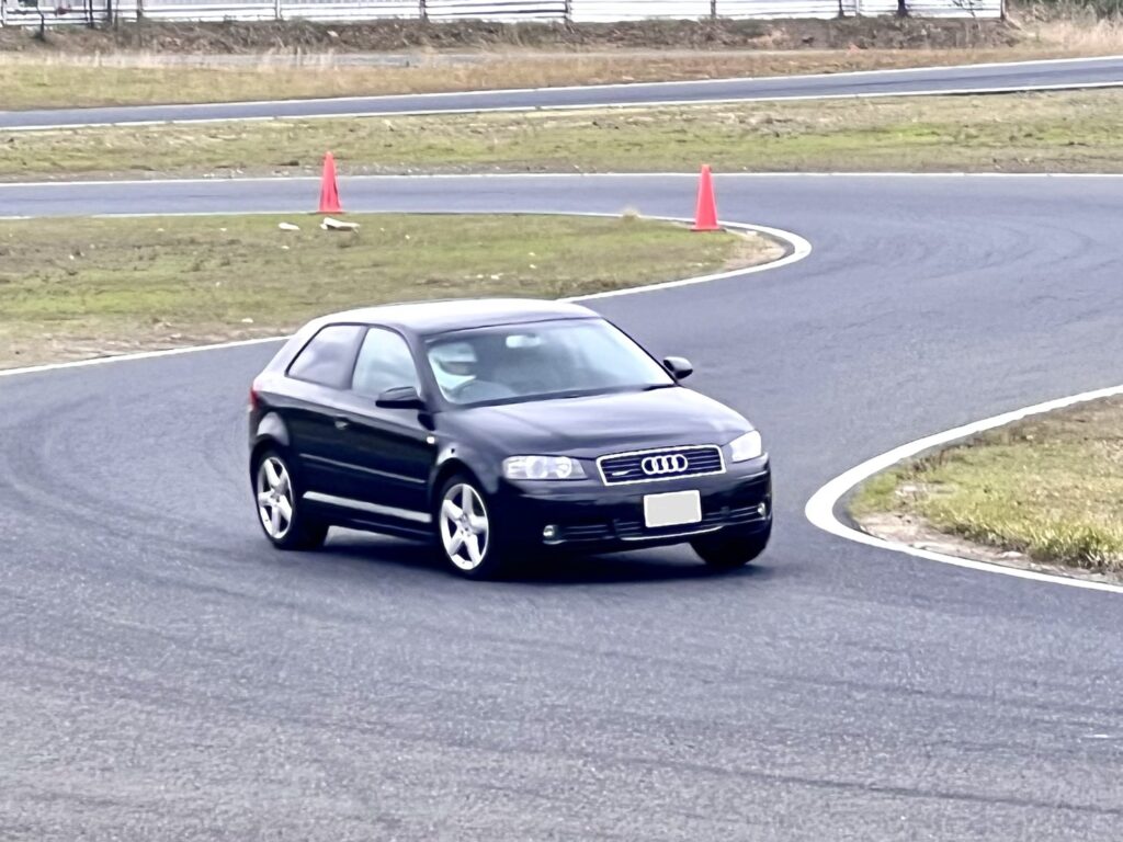 サーキットを走るアウディA3 3.2 quattro