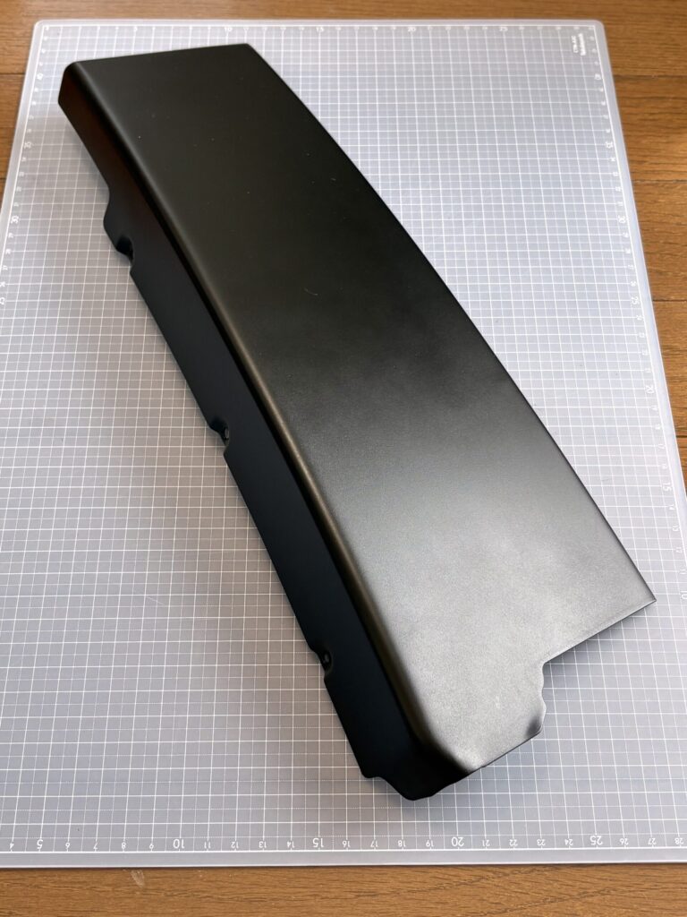 アウディA3のBピラーカバーを再塗装した様子
