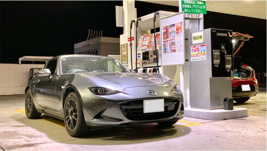 ロードスターRFとガソリンスタンド
